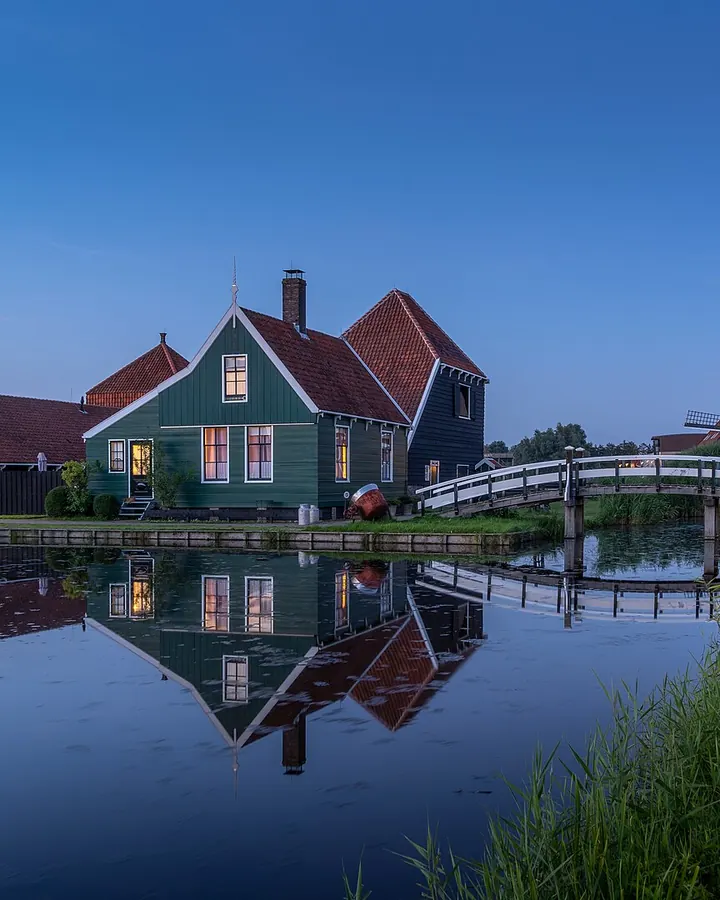Een Zaans houten huis en een kaasboerderij aan het water